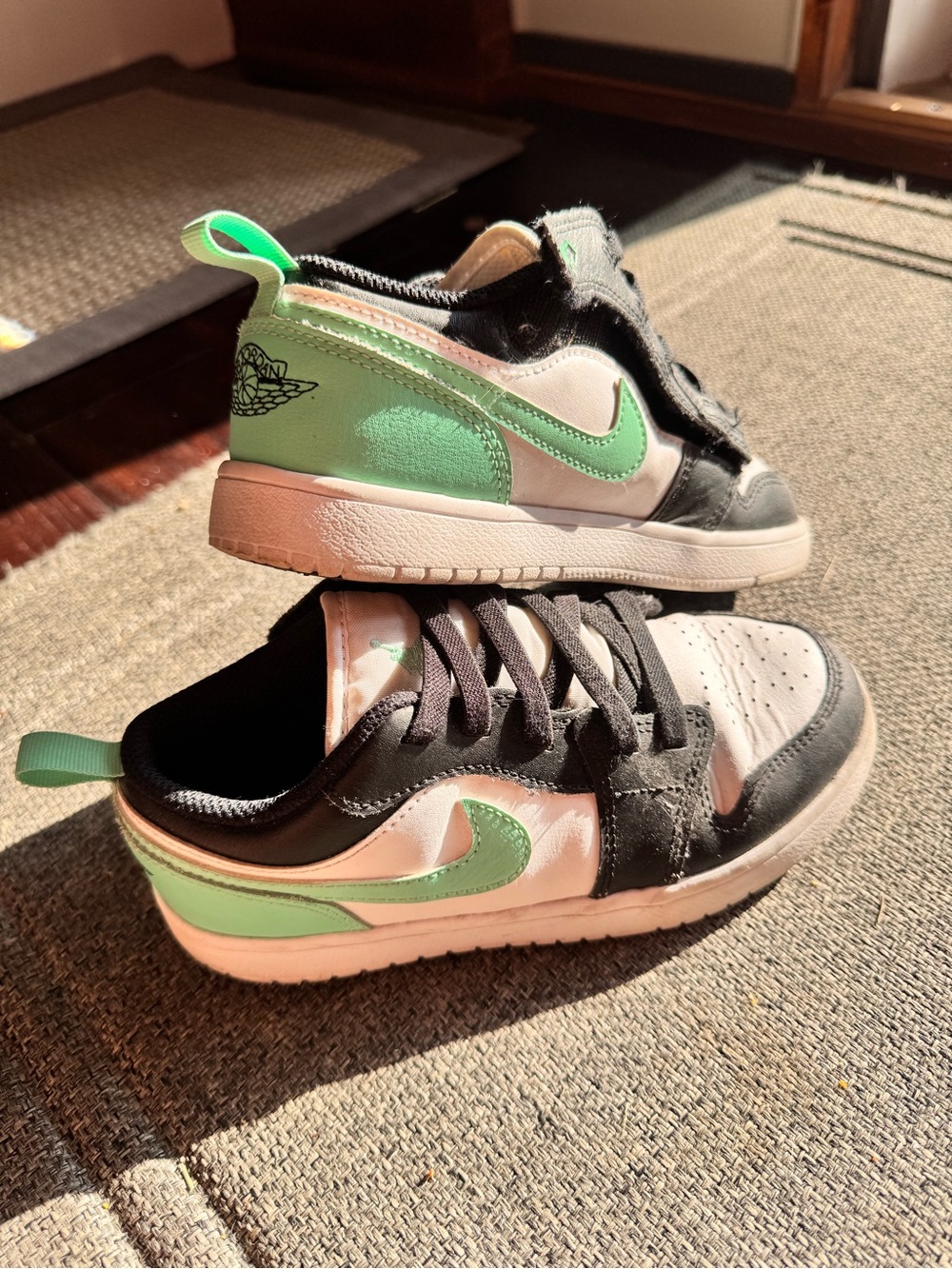 Jordan Kids Low-Top Sneakers in Mint, Black & White
